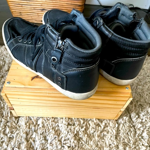 Guess Mens size 12 - Picture 3 of 4